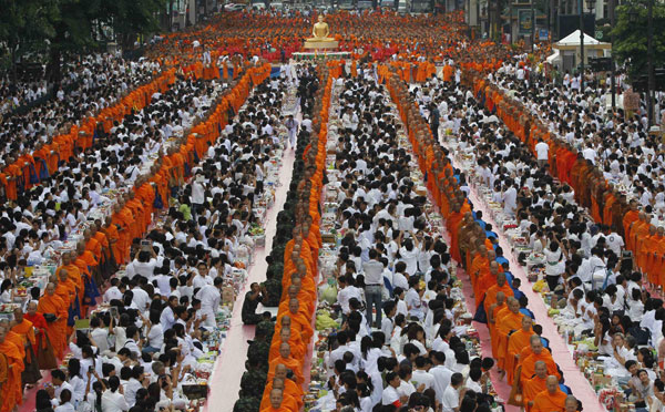 Alms-offering ceremony in Bangkok