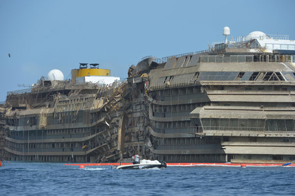 Shipwrecked Concordia lift upright