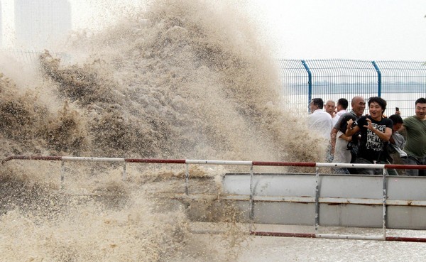 High tide at Qiantang River