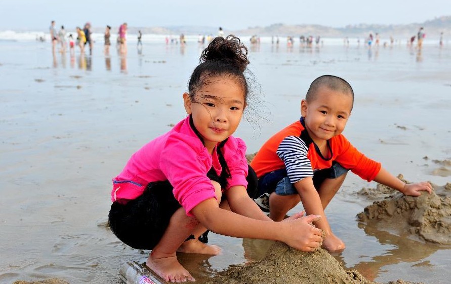 Enjoy bathing beach in E China's Pingtan Island