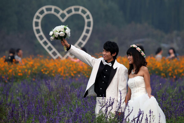 New couples take wedding photos during holiday