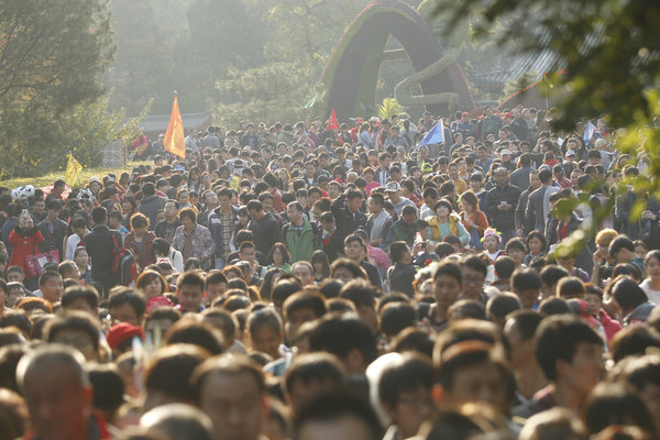 Visitors pack Fragrant Hills Park in Beijing