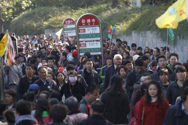 Visitors pack Fragrant Hills Park in Beijing