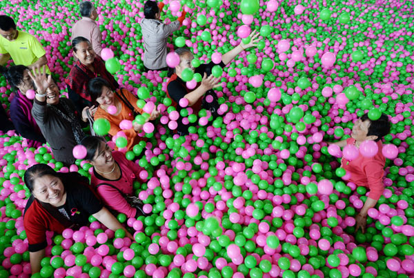 Cancer survivors fun in balloon pool