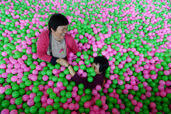 Cancer survivors fun in balloon pool