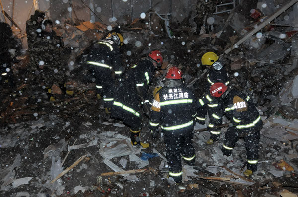 9 people die in snowstorm-caused collapse