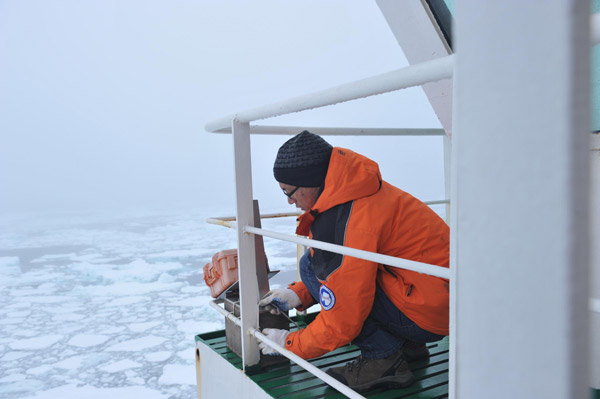 China's <I>Xuelong</I> sails through sea of ice floe