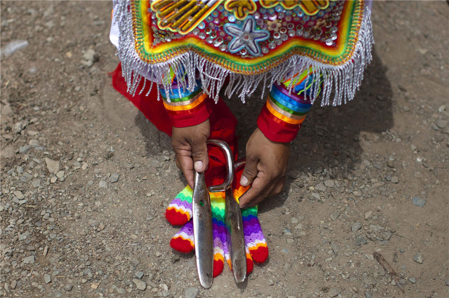 Scissors dance competition in Lima