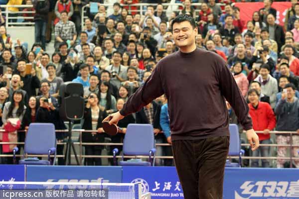 Yao Ming tries a smaller ball