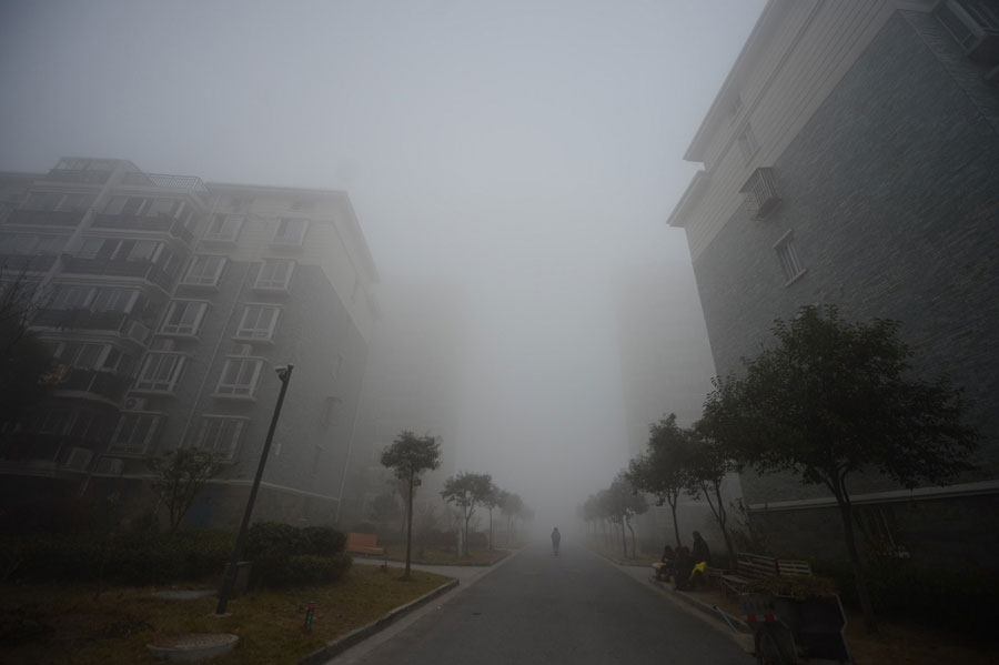 Heavy smog hits East China