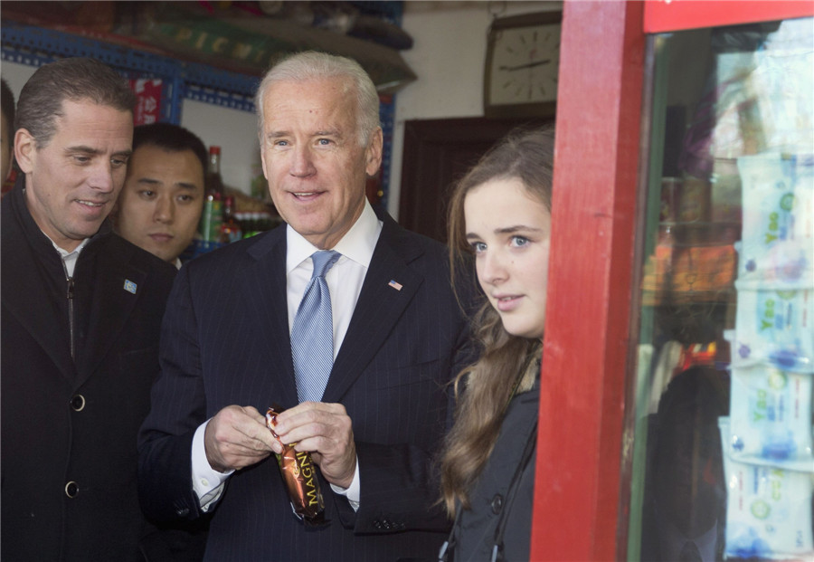 US VP and his granddaughter tour Beijing <EM>hutong</EM>