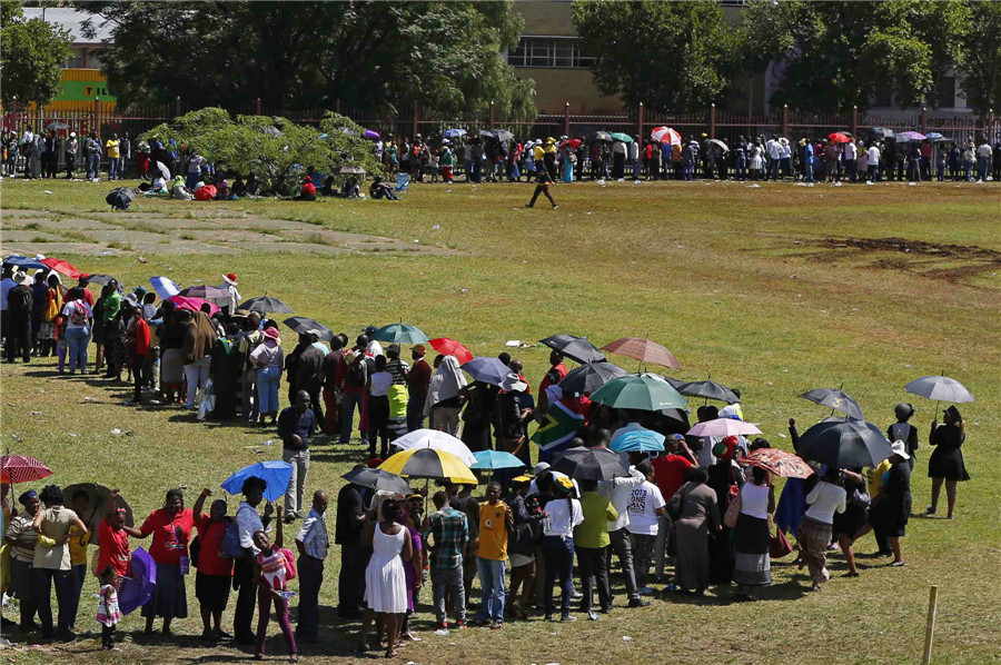 Mourners pay last respects to Mandela