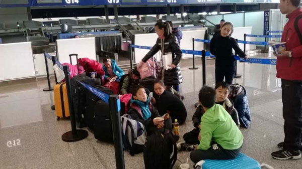 Thousands strand at Kunming airport