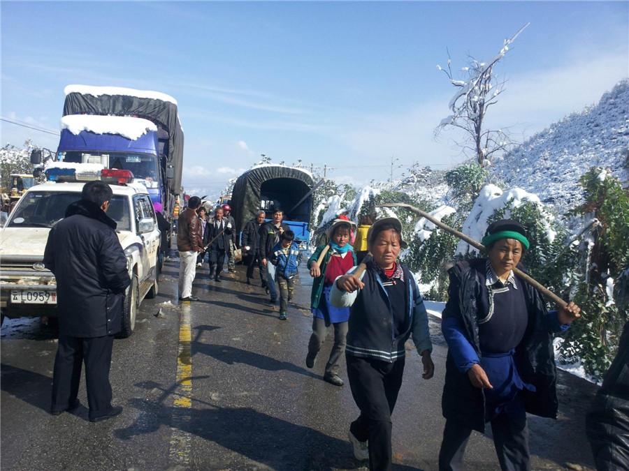 1,400 travelers stranded by snow in SW China