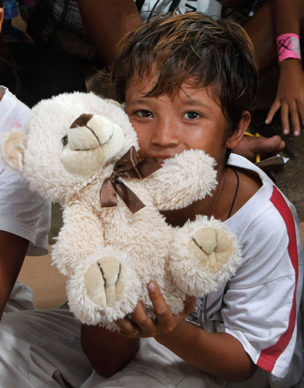 Survivors of Typhoon Haiyan receive Christmas gift