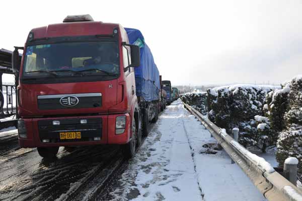 Snowfall chokes traffic in E China