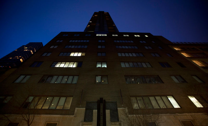 A man and a child jump off Manhattan building