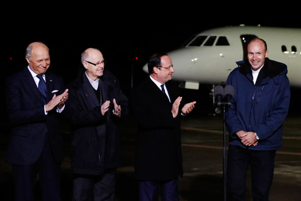 Hollande greets French hostage at the airport