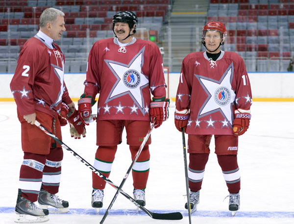 Putin, Belarussian president play ice hockey