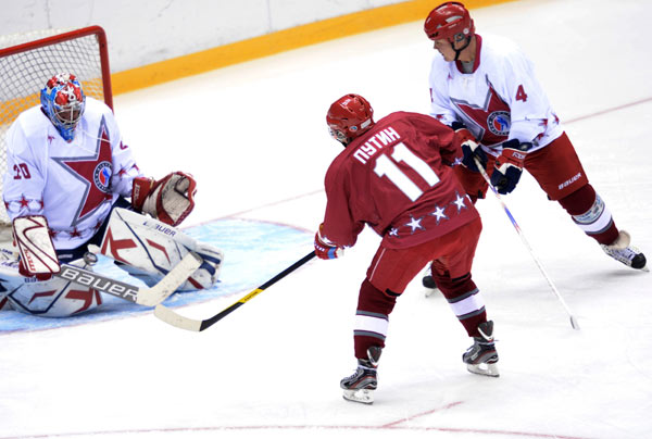 Putin, Belarussian president play ice hockey