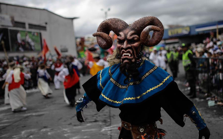 Grand parade ends carnival in Colombia