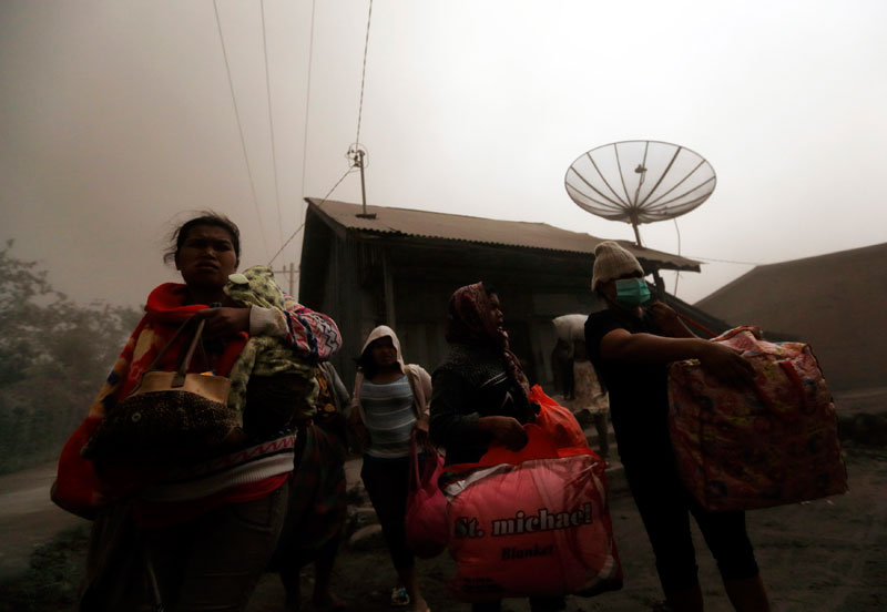 Thousands flee as Indonesia volcano erupts