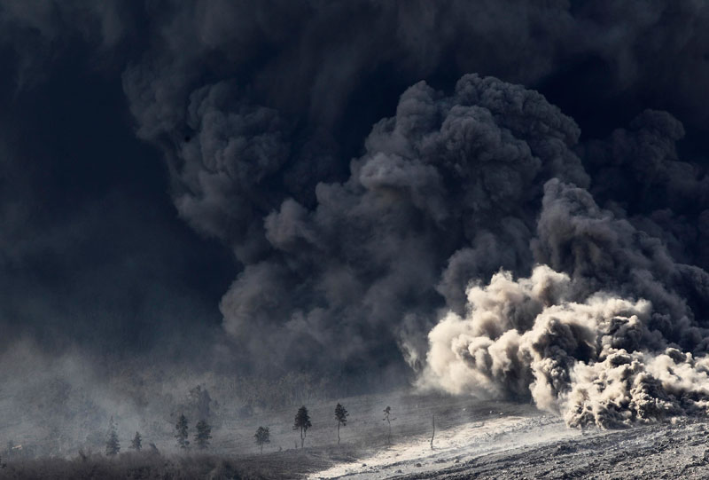 Thousands flee as Indonesia volcano erupts