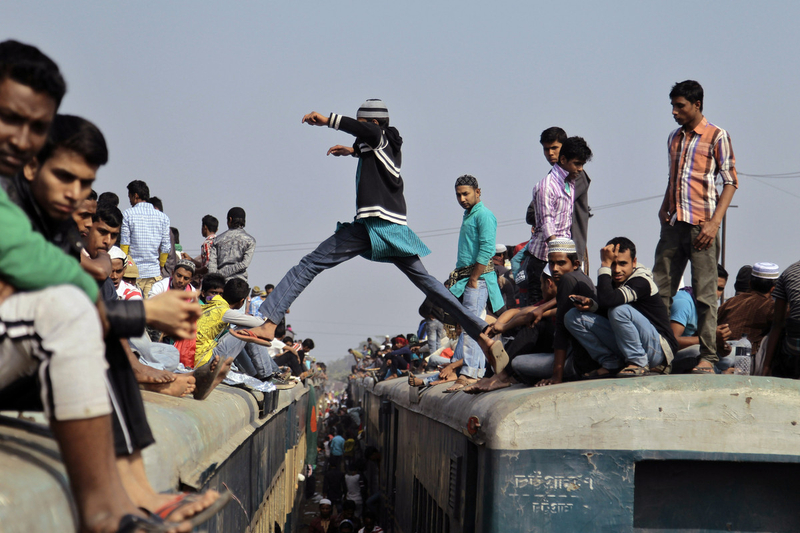 Big crowds of Bangladeshi Muslims head home