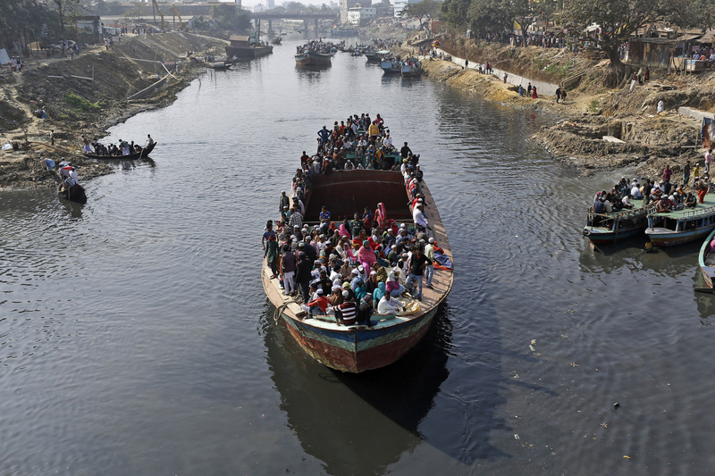 Big crowds of Bangladeshi Muslims head home