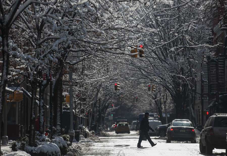 Snow storm slams US Plains, at least two dead