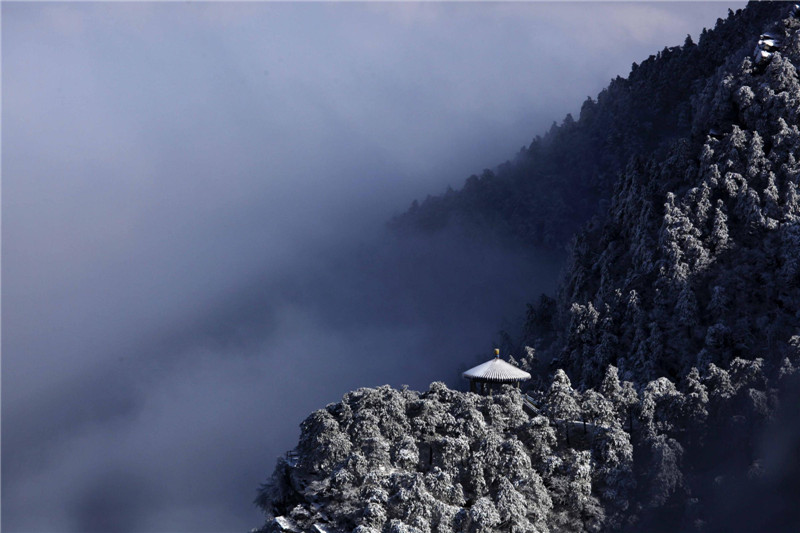 Lushan Mountain in white