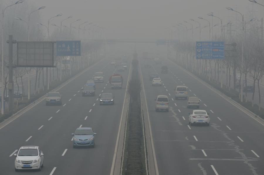 China fights air pollution as smog persists