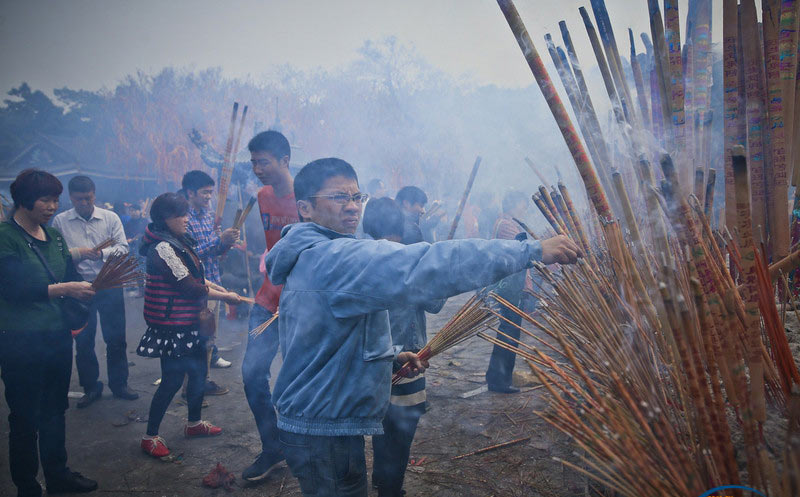 Tradition draws 100,000 to temple for blessed food