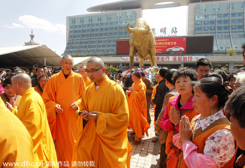 Monks mourn the dead in Kunming terror attack