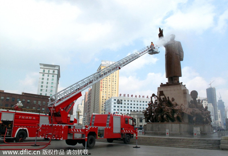 Chairman Mao's statue cleaned in NE China