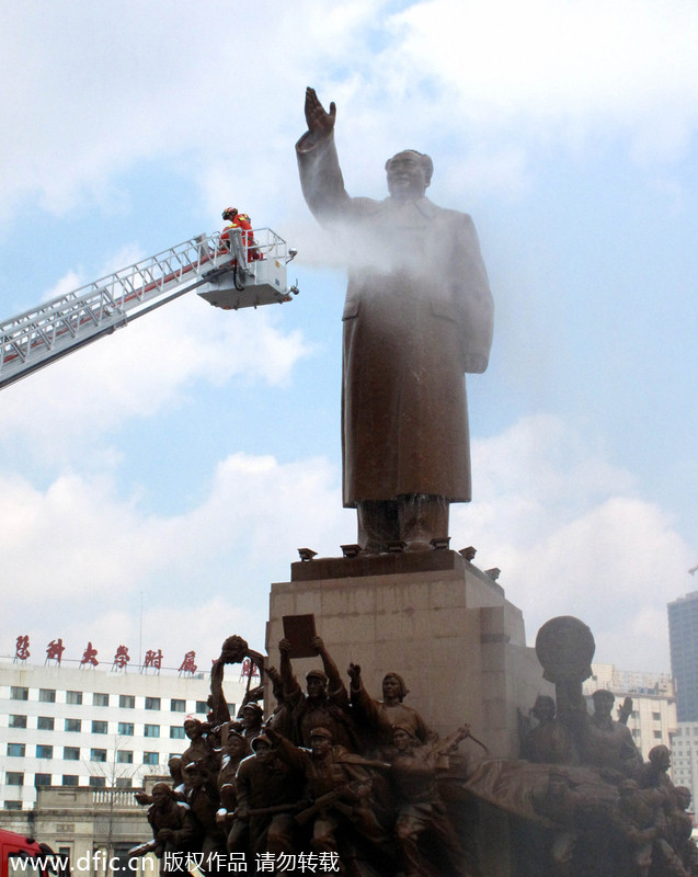Chairman Mao's statue cleaned in NE China