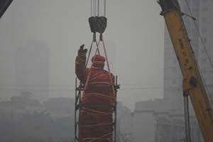 Chairman Mao's statue cleaned in NE China