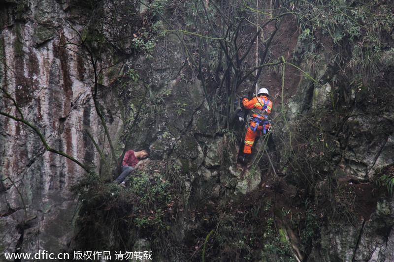 Man saved after three days stuck on mountain