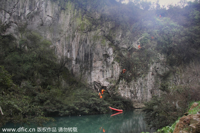 Man saved after three days stuck on mountain