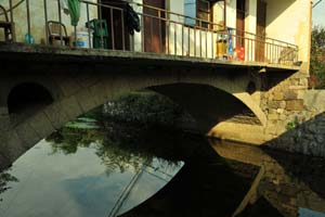 'Upside down house' attracts lots of attention