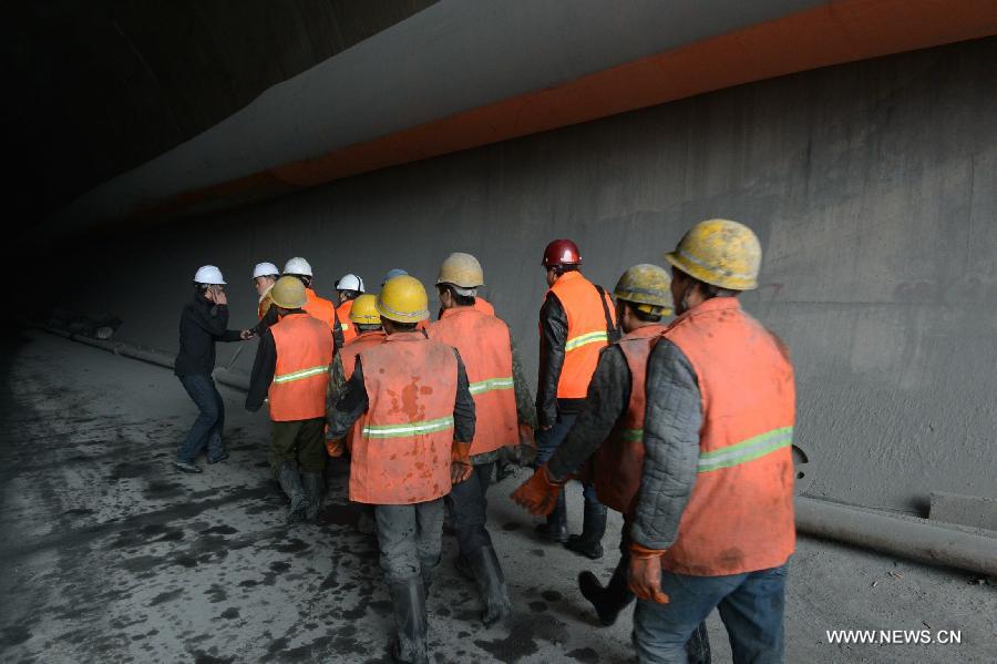 12 trapped in collapsed tunnel in NE China