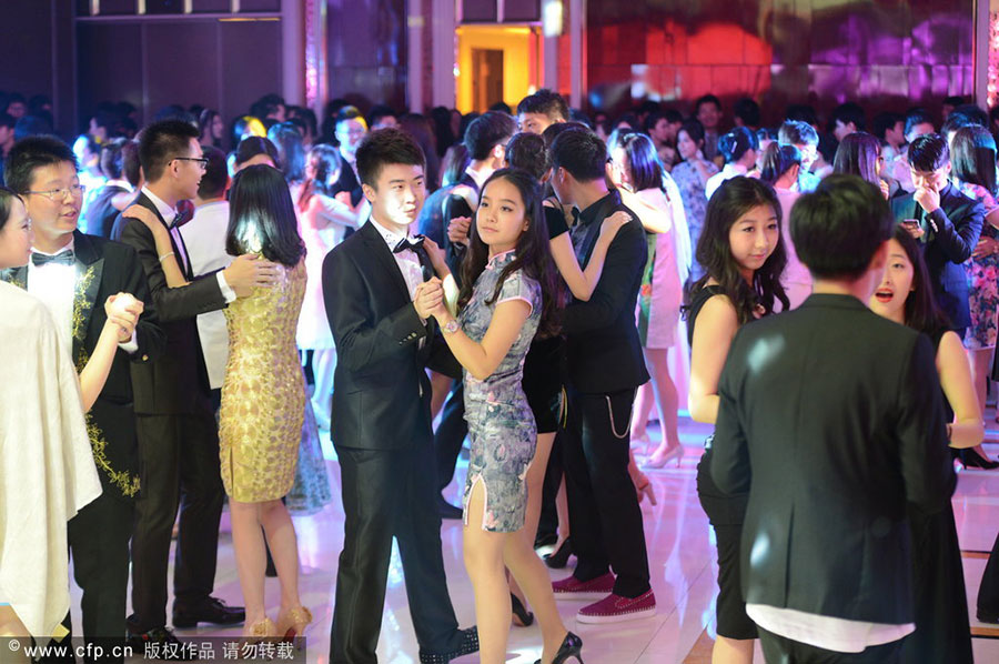 Wuhan students raise $ 16,000 for graduation party