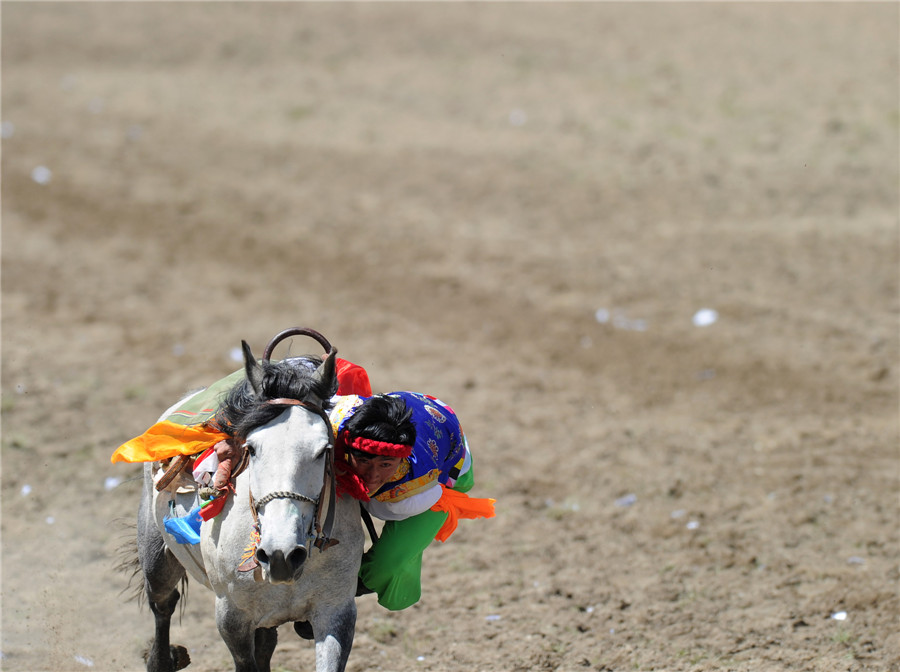 Horsemen thunder at Sichuan event