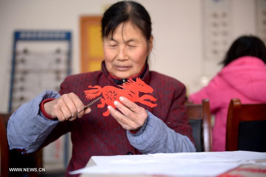 People make paper-cutting works as new year nears