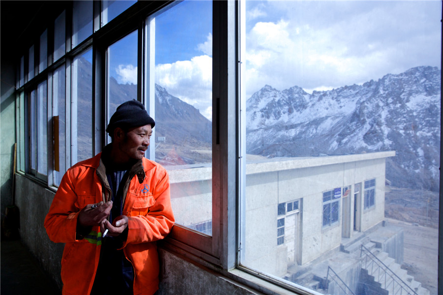 Highway maintenance team on Qinghai-Tibetan Plateau