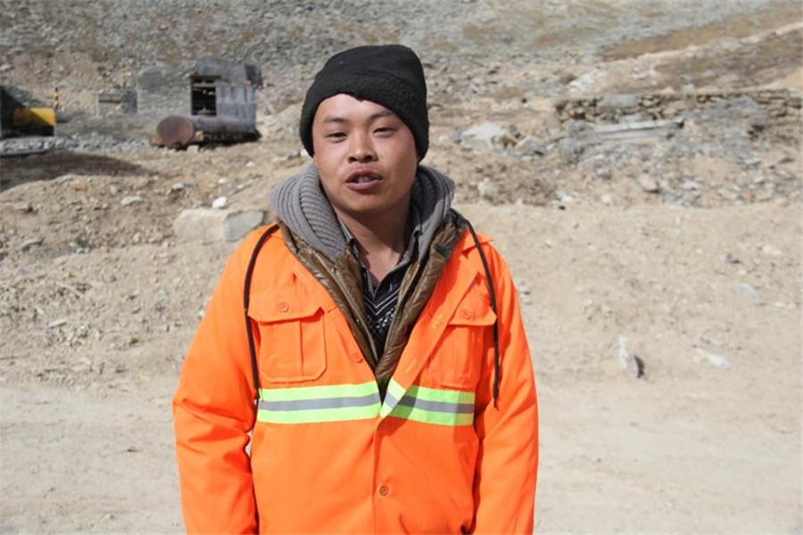 Highway maintenance team on Qinghai-Tibetan Plateau