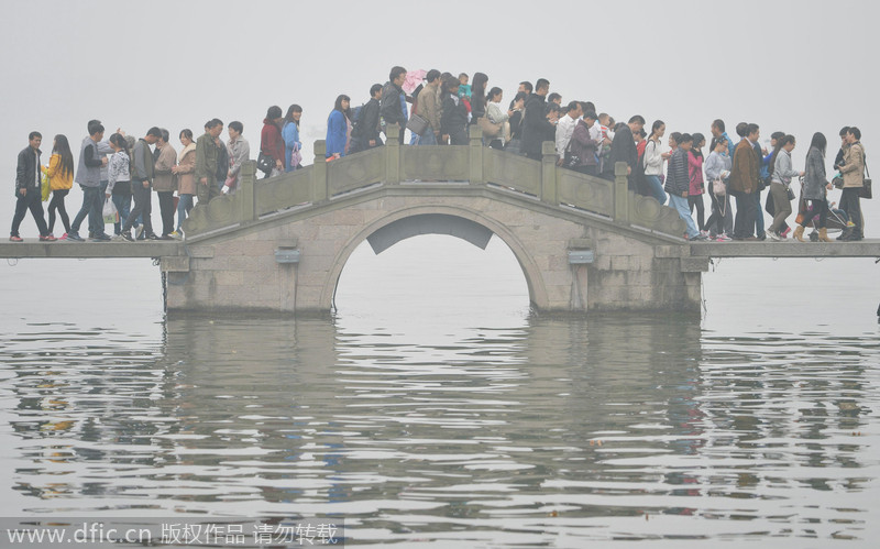 Hangzhou shrouded in heavy fog