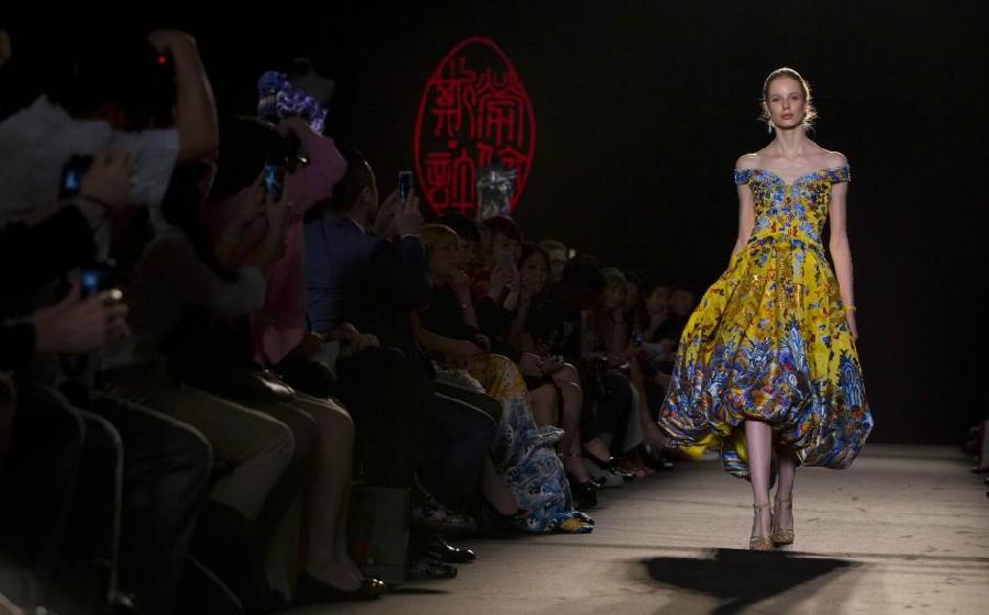 Chinese designer shows collection in Paris