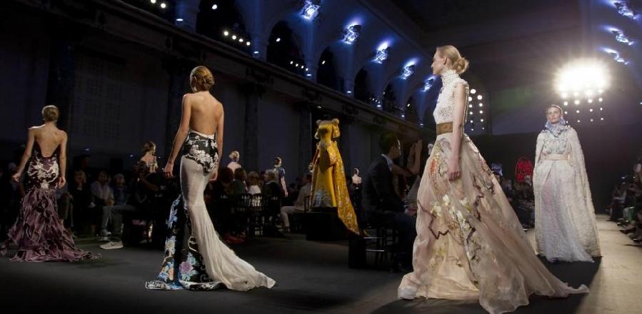 Chinese designer shows collection in Paris