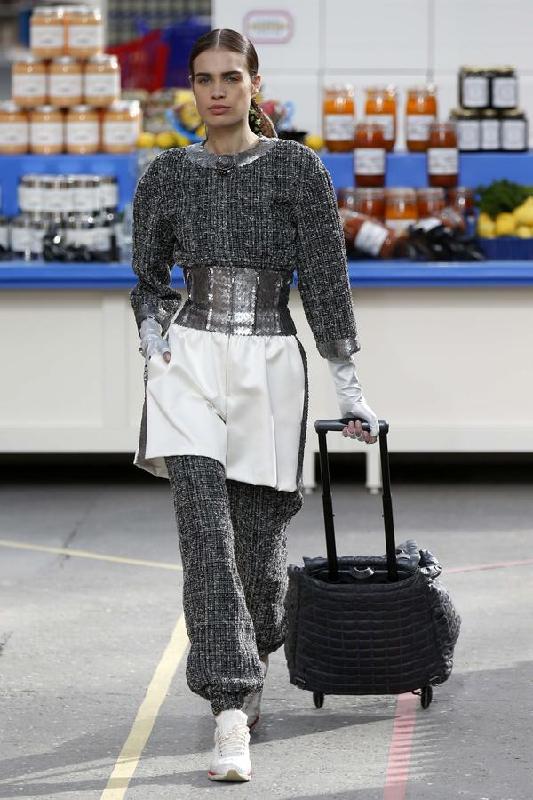 Chanel turns runway into supermarket[5]- Chinadaily.com.cn